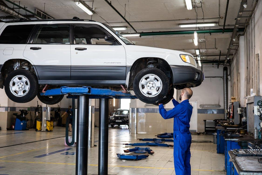 vehiculo-arreglar-reparar-garaje-8986070